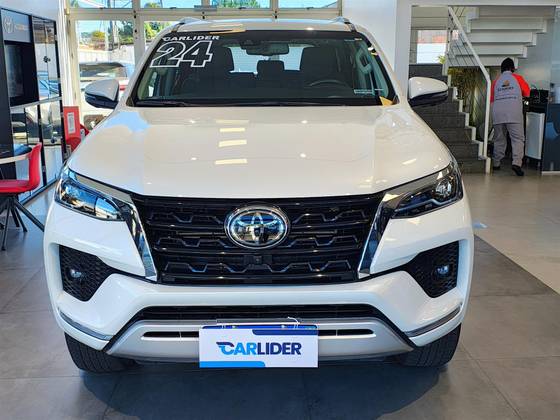 TOYOTA HILUX SW4 2.8 D-4D TURBO DIESEL SRX 7L 4X4 AUTOMÁTICO